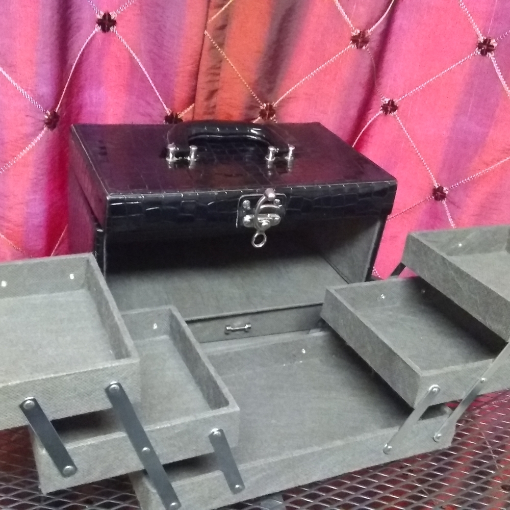 Makeup Storage Case - Picture 3 of 16